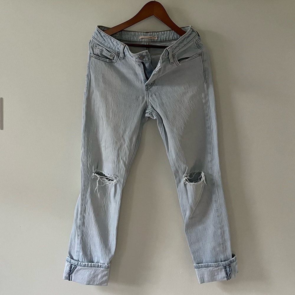 Levi’s low-pitch straight light wash jeans